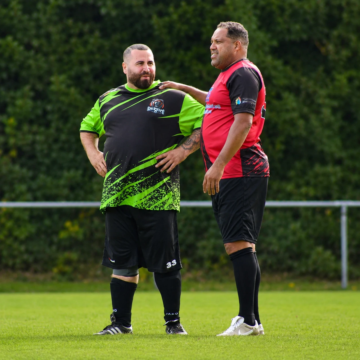 Kurzer Austausch auf dem Platz