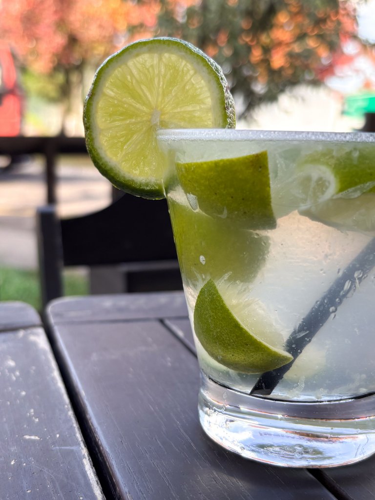 Caipirinha gelada com limão