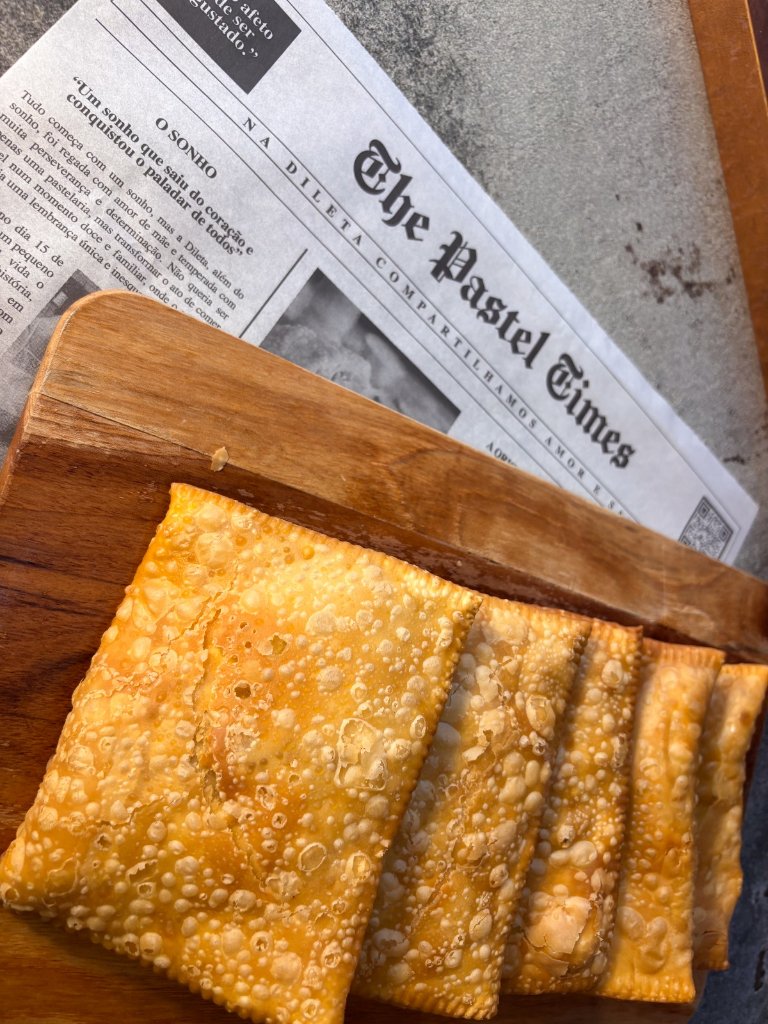 Pastéis dourados servidos na tábua
