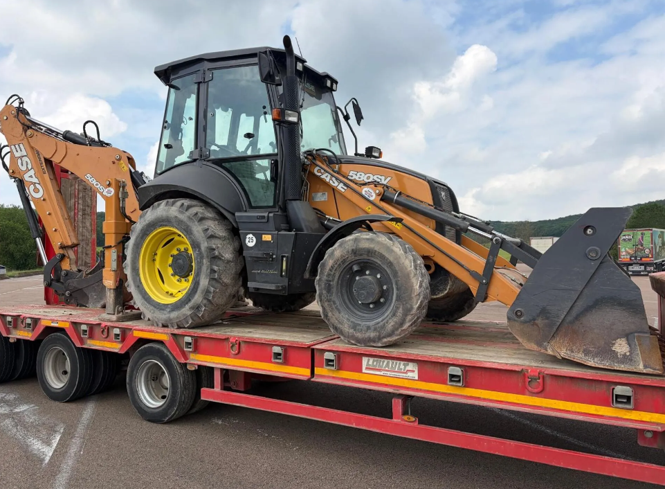 Andaineuse et tracteur sous hangar — opportunité repérée par La Choisille