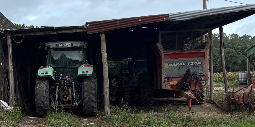 Machine professionnelle d'occasion sous un hangar — opportunité identifiée sur le terrain par La Choisille