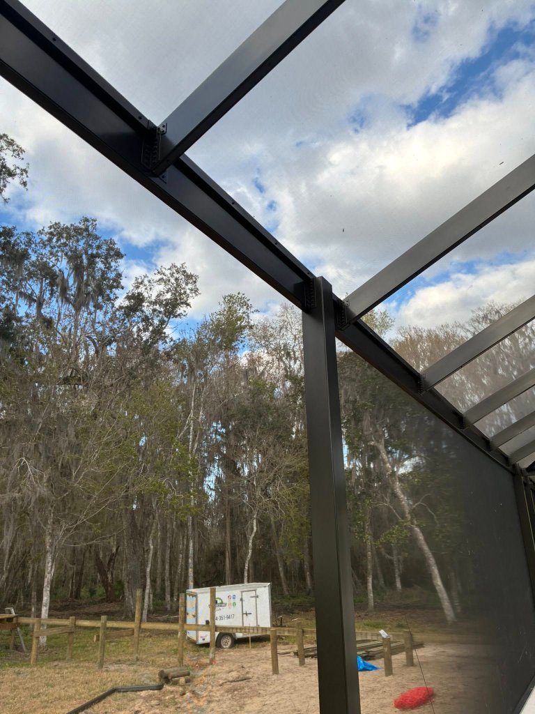 Panoramic screen enclosure roof post