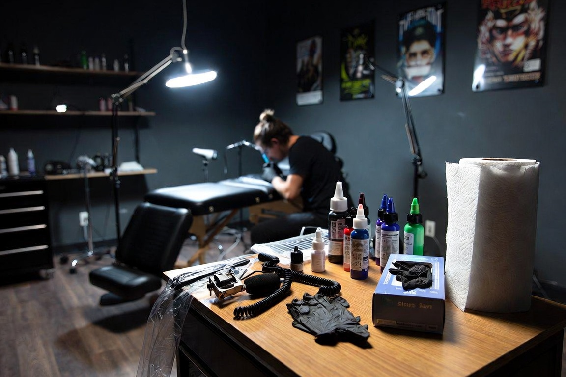 Une séance de tatouage en cours au salon