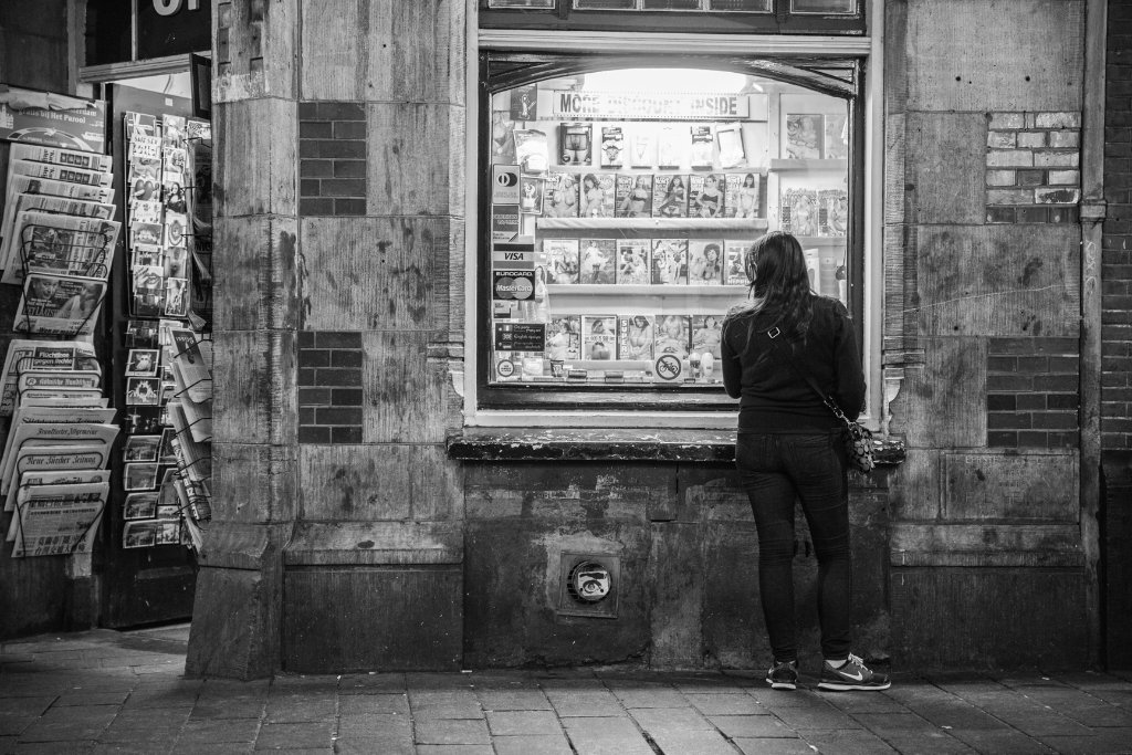 Person vor einem Schaufenster