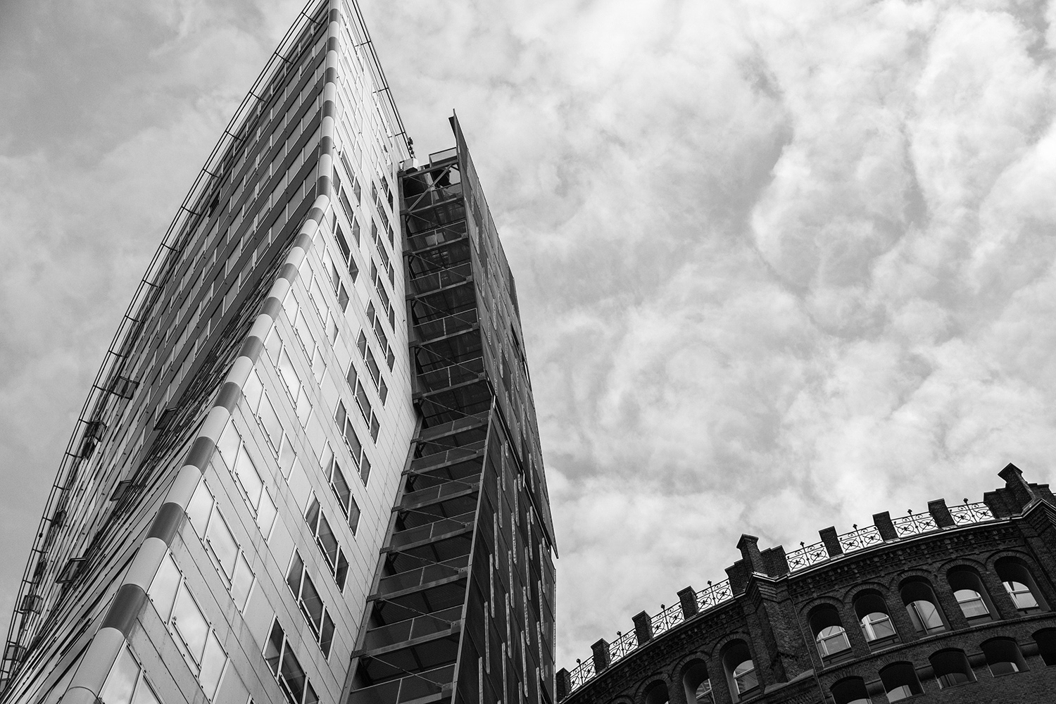 Moderne und historische Architektur unter bewölktem Himmel
