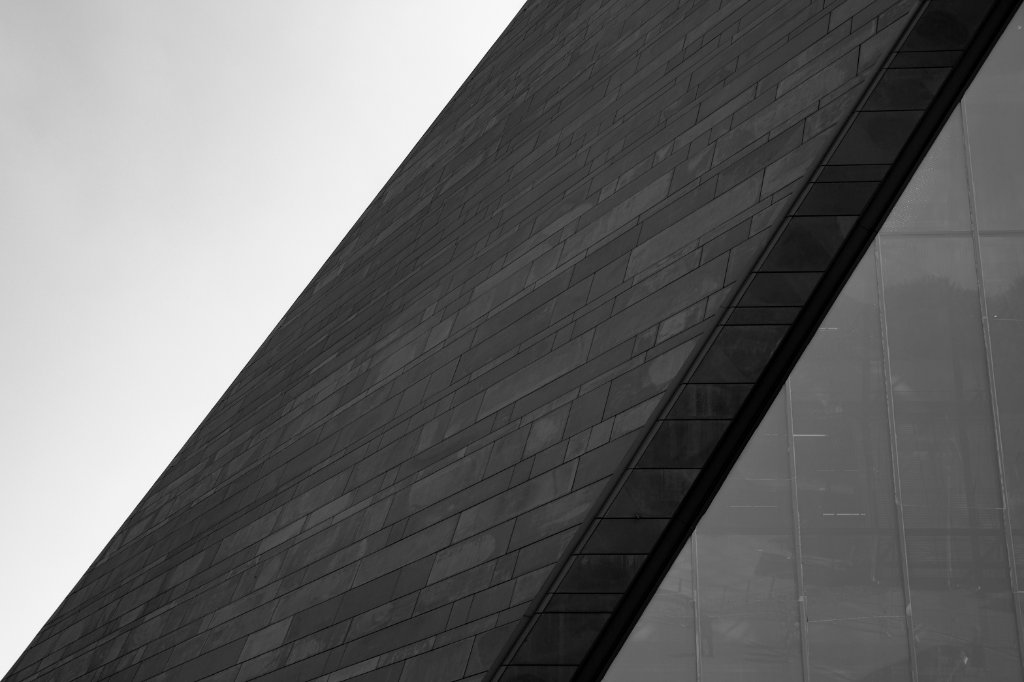 Winkelige Gebäudefassade mit pyramidaler Struktur