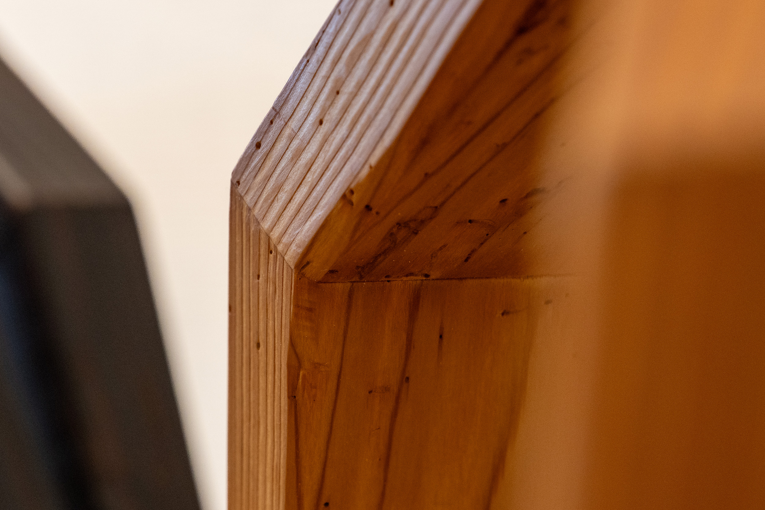Nahaufnahme einer warmbraunen Holzmaserung