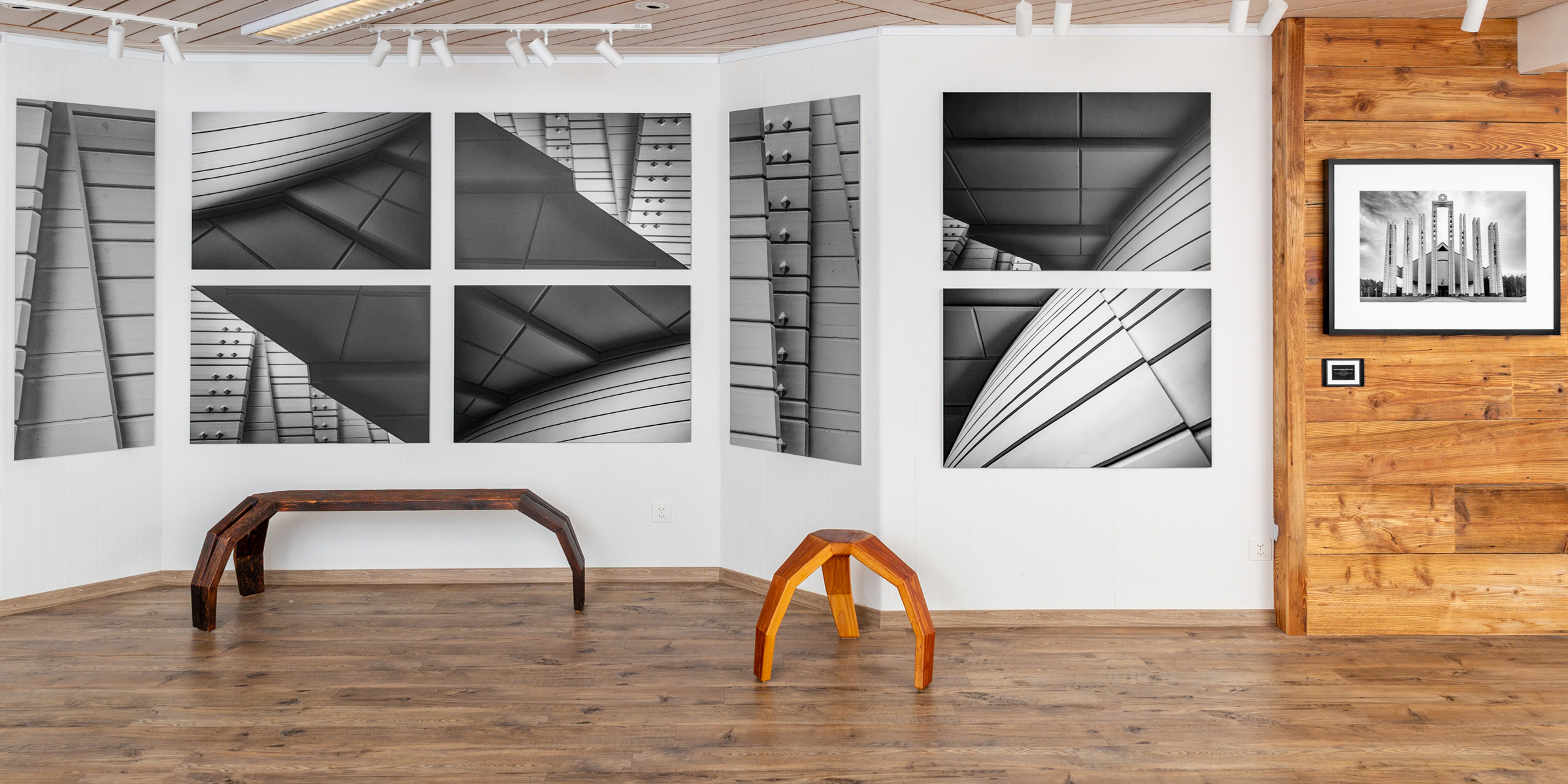 Galerie-Ecke mit Bildraster und Holzbank