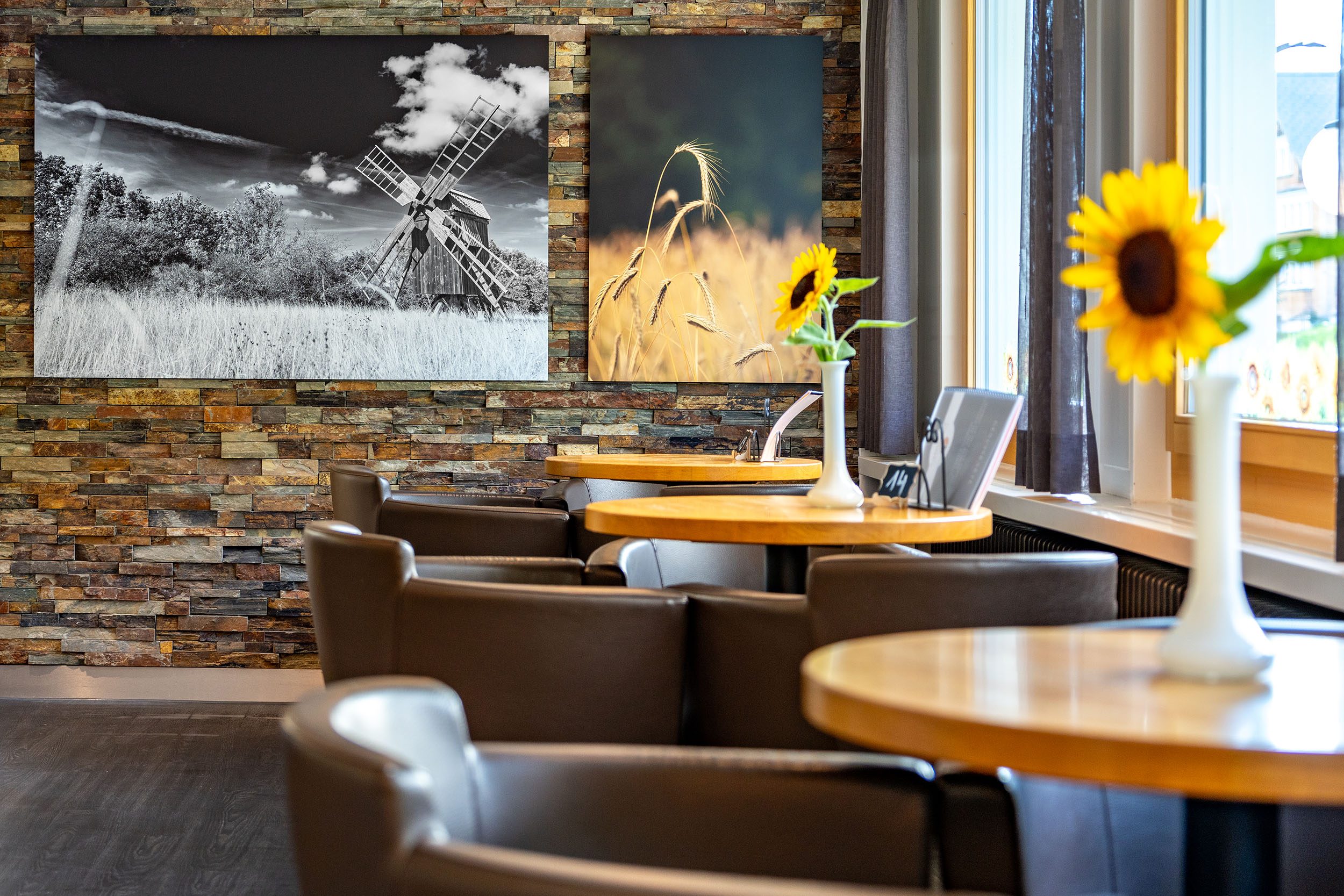 Restaurantinterieur mit Steinwand und gerahmter Kunst
