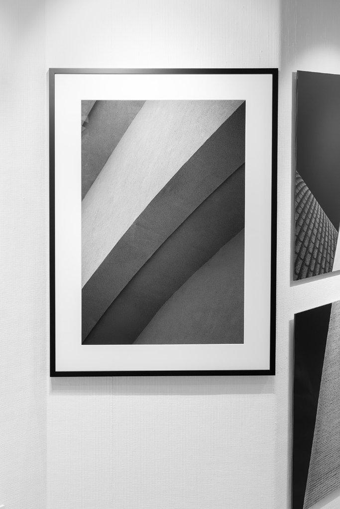 Hochformat Schwarz-weisse Architekturfotografie im duennen schwarzen Rahmen mit weissem Passepartout