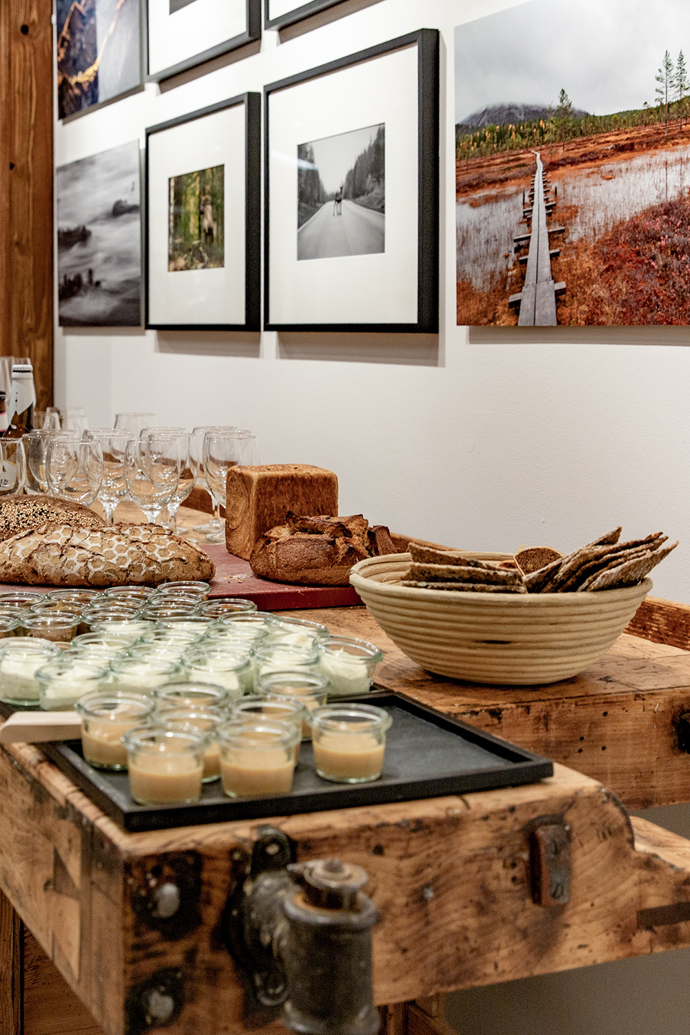 Detailaufnahme gerahmter Fotografien an einer Galerie-Wand