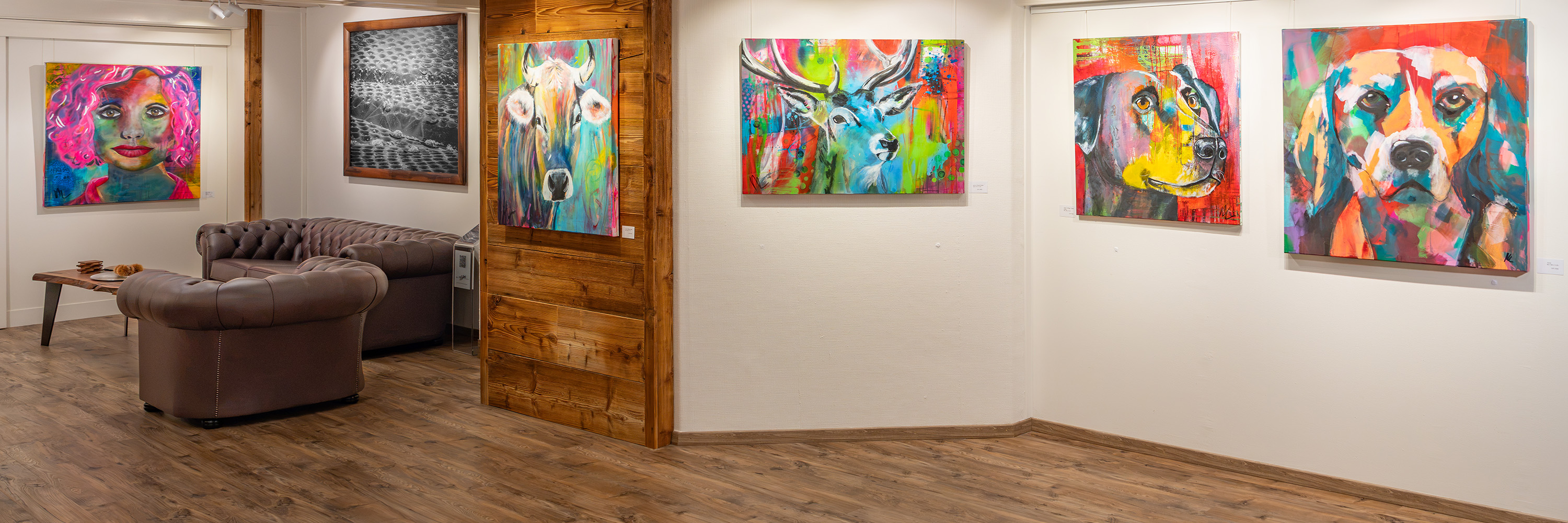 Galerie-Eckwand mit Fotografien