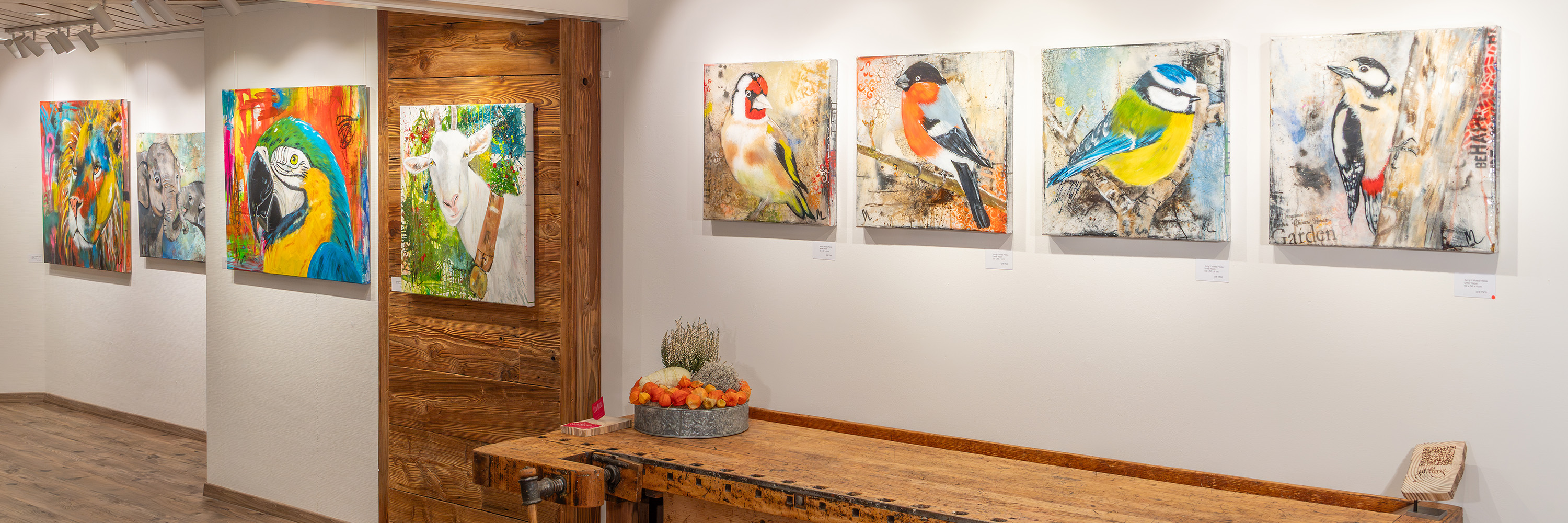 Galerie-Raum mit Werkstattbank