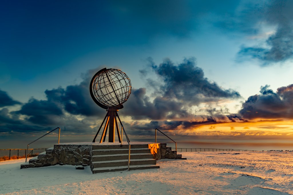Nordkapp-Globusdenkmal bei Sonnenuntergang