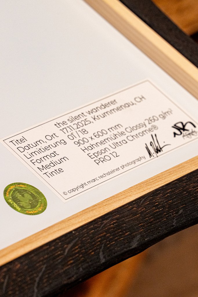 Authentifizierungs-Label mit Hologramm-Sticker und Signatur auf einem Fine Art Print