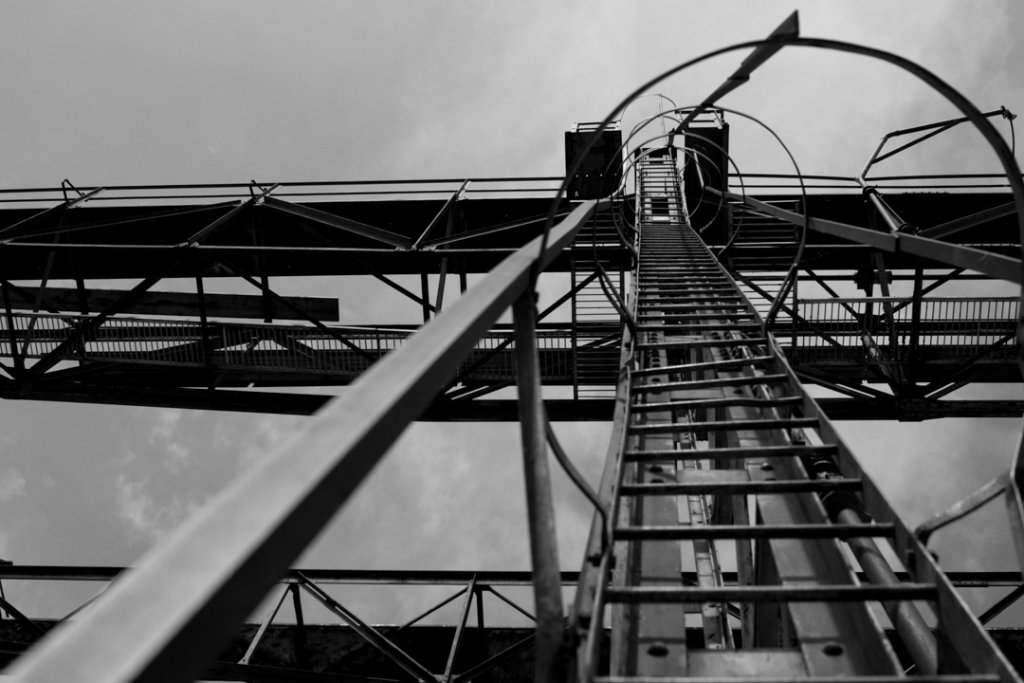 Industrielle Metallleiter mit Sicherheitskorb