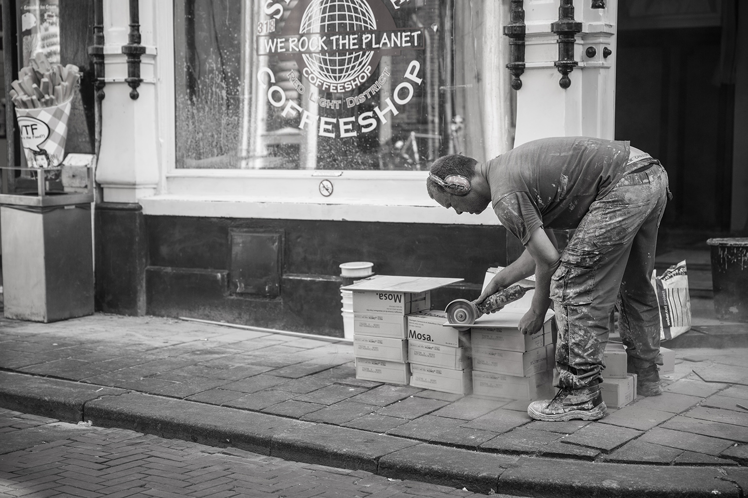 Handwerker beim Schneiden von Platten auf dem Gehsteig