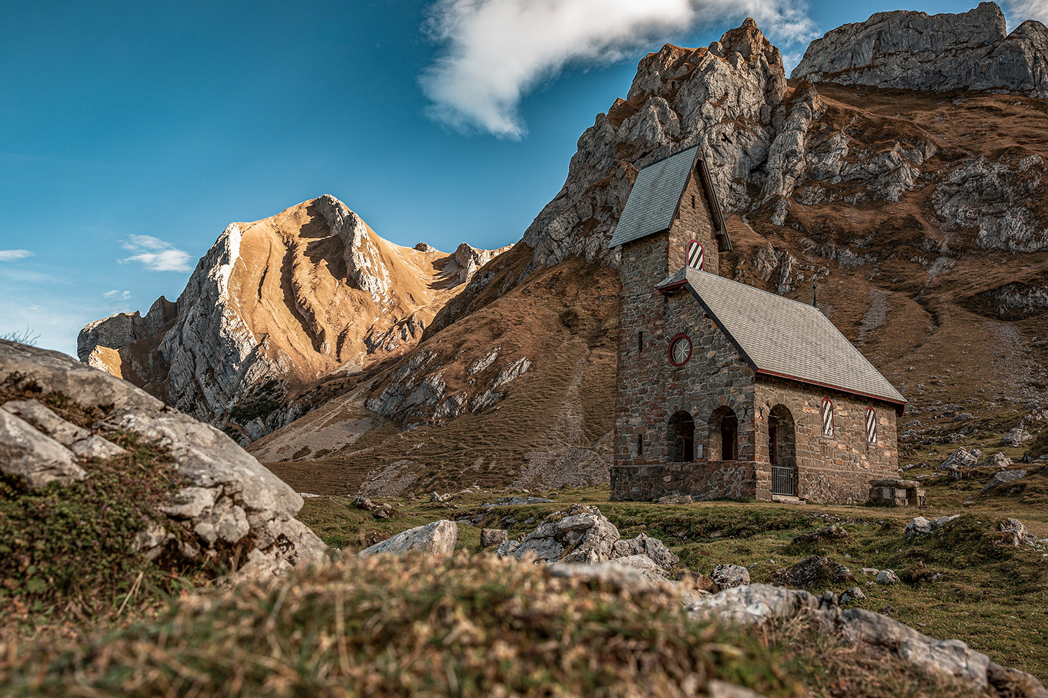 Steinernes Bergkapell an einem Felsabhang