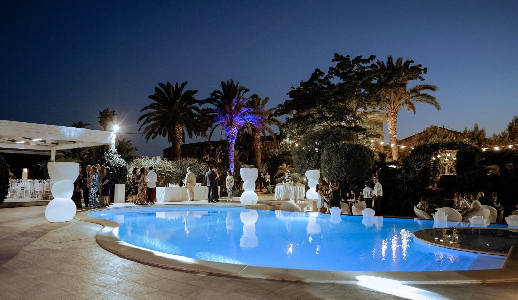 Piscina Borgo degli Angeli — pool party matrimonio Sicilia