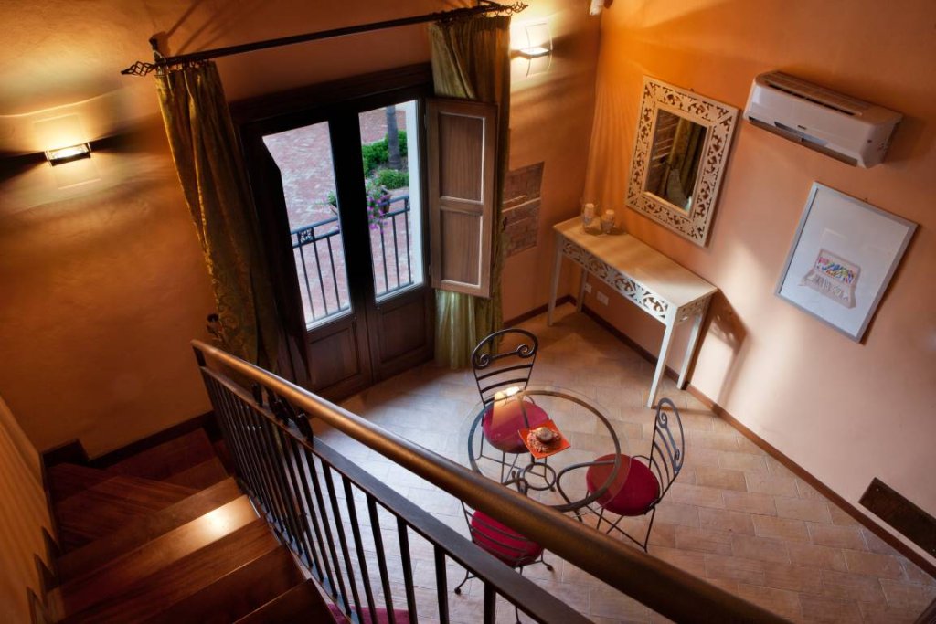 Suite · Upper Level
