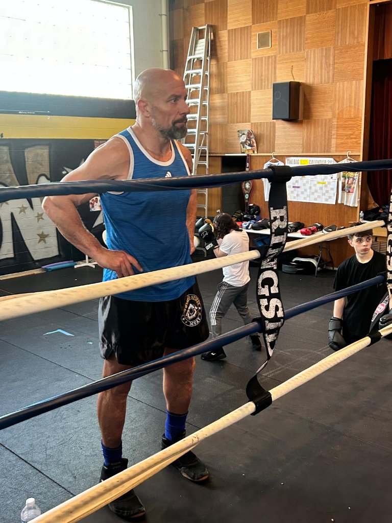 Coach Zac ringside in full stance