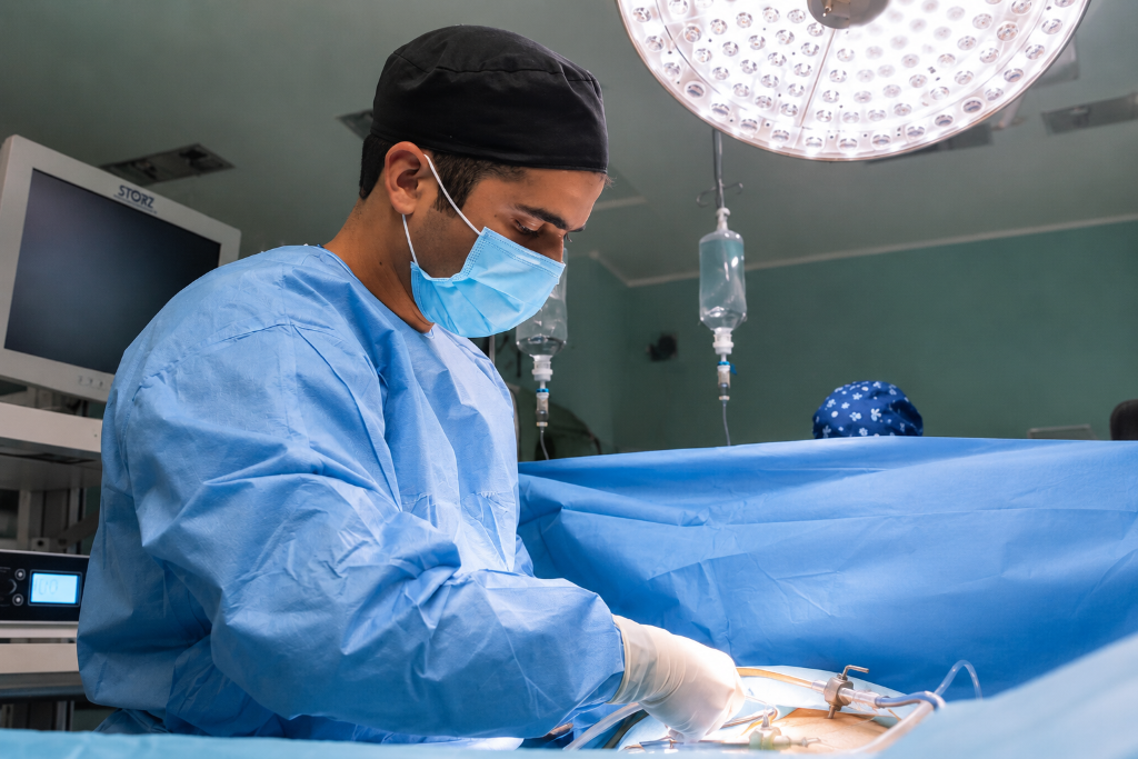 Dr. Edward Fumero realizando cirugía bariátrica metabólica en Caracas Venezuela