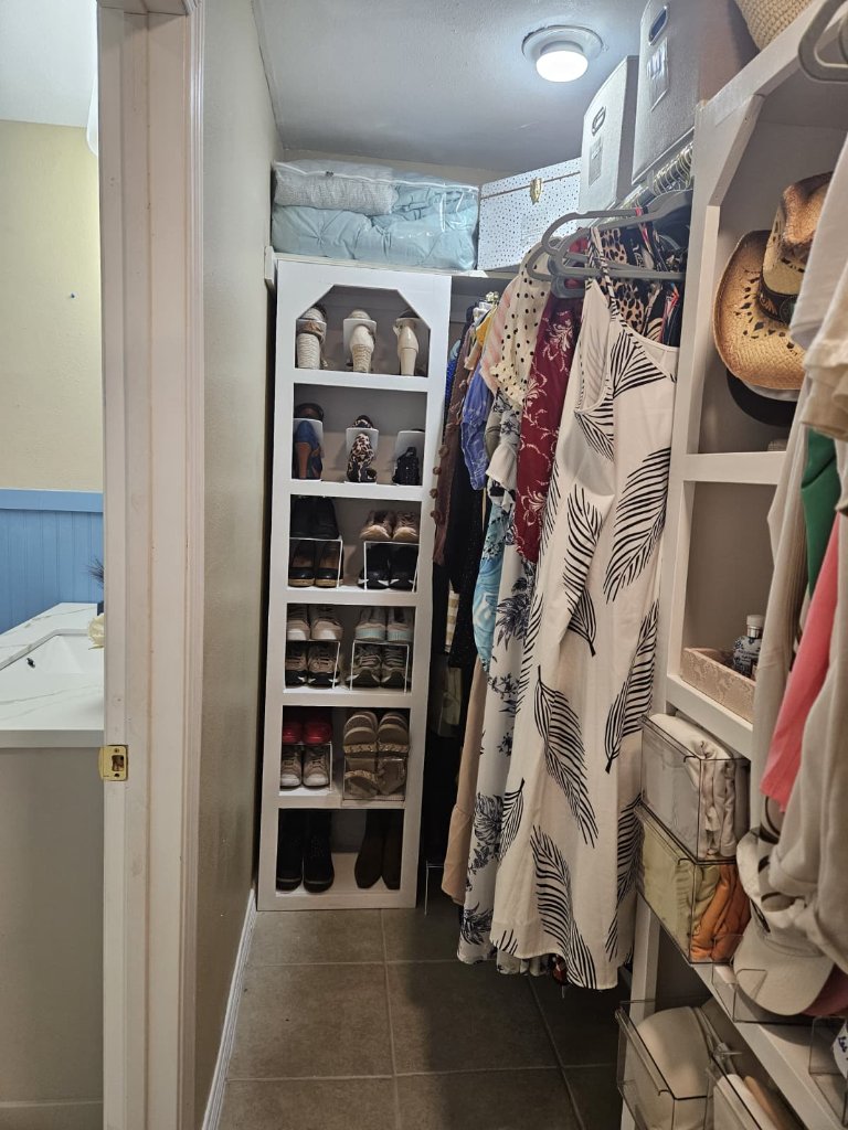 Torre de zapatos y ropa ordenada por sección