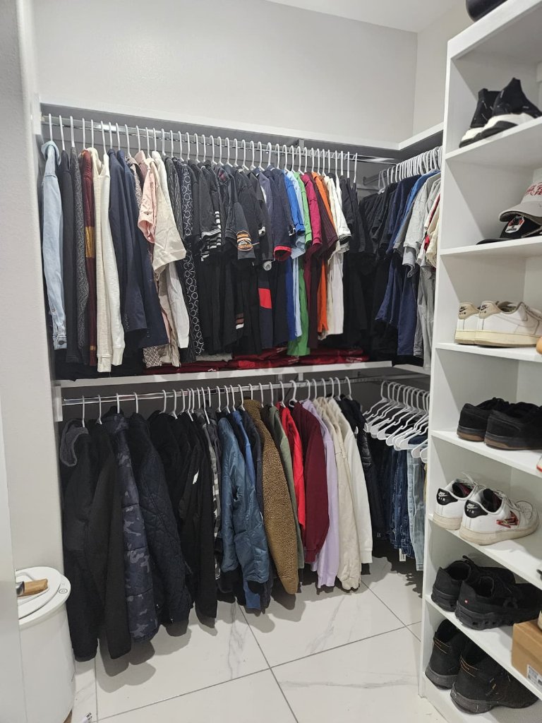 Closet masculino con doble barra y zapatero