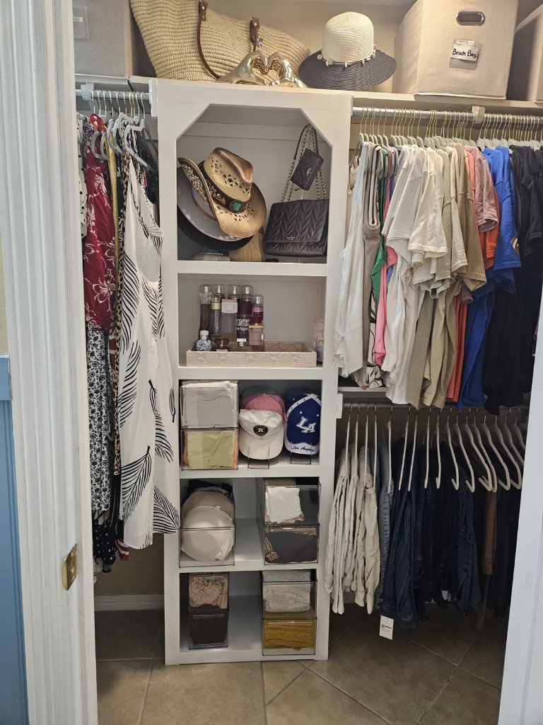 Closet organizado — accesorios, sombreros y ropa por categoría