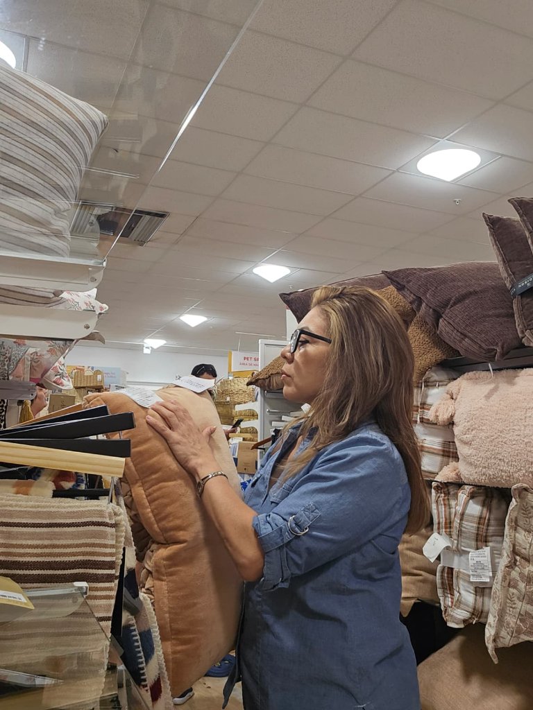 Seleccionando piezas de decoración en tienda