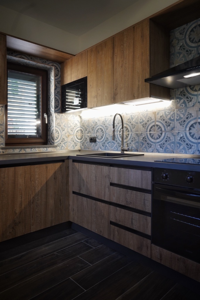 Progetto Cucina Bianca con Penisola Blu