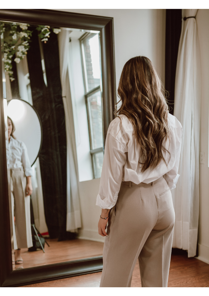 Femme sereine qui se regarde dans le miroir