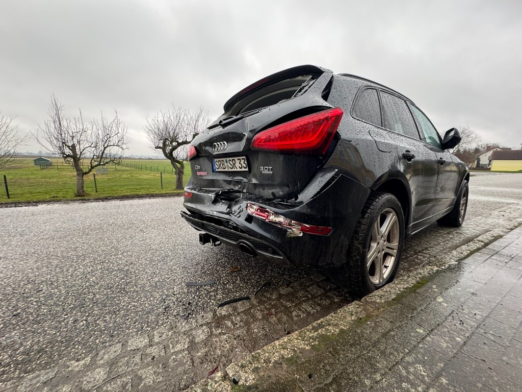 Auffahrunfall – Mittelklasse-PKW (z. B. VW Passat, BMW 3er): Heckkollision / Auffahrunfall