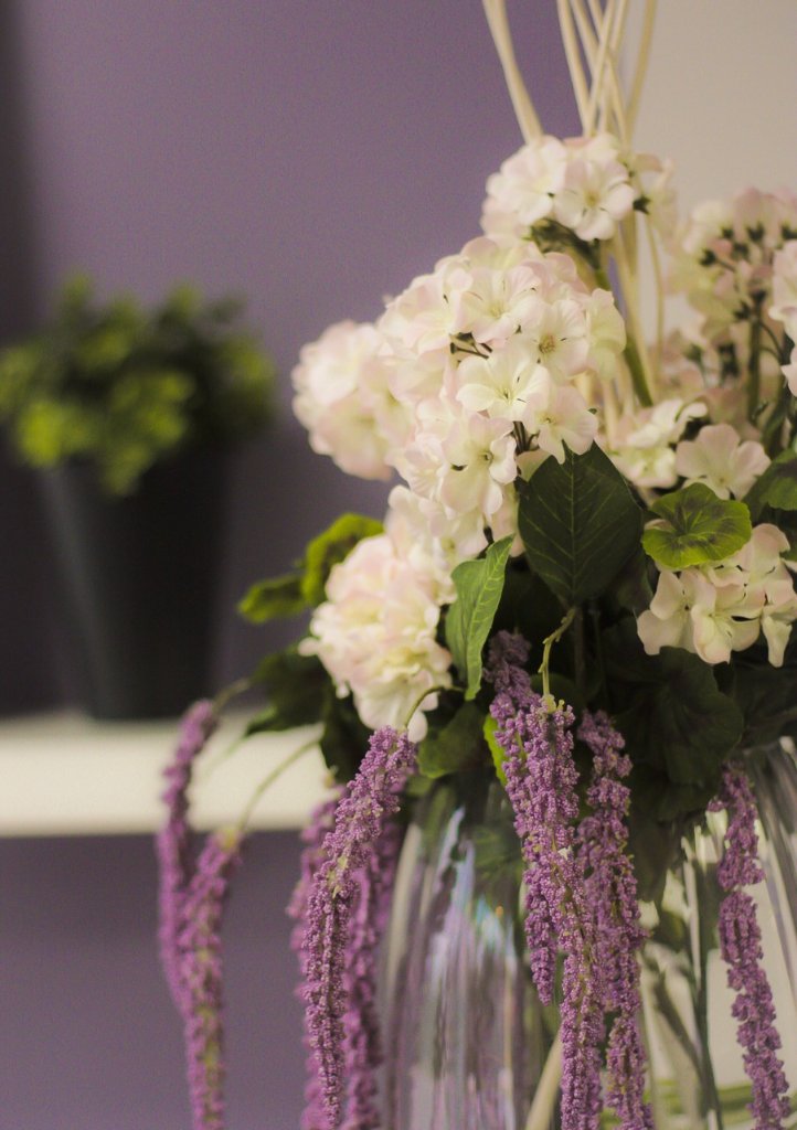 Floral decor and ambiance at Artiste Hair Studio