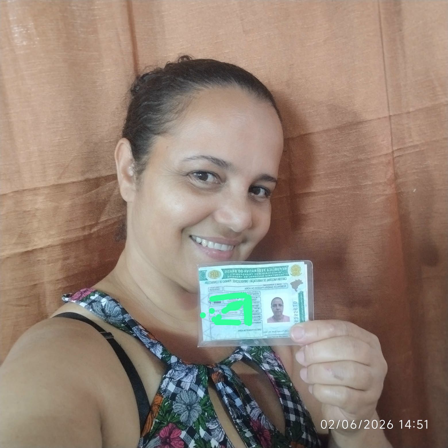 Aluna aprovada da Salvar Treinamentos segurando a CNH