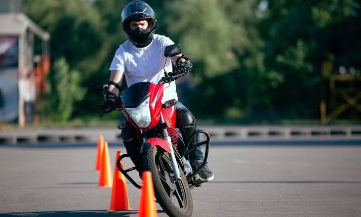 Aluno treinando baliza de moto no circuito da Salvar Treinamentos