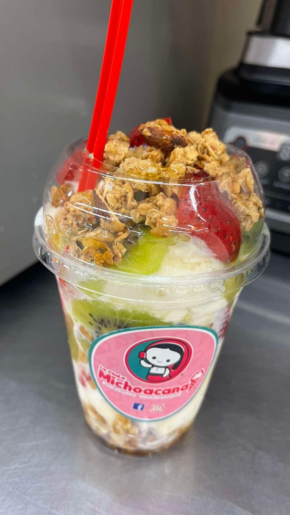 Yogurt con Frutas y Granola