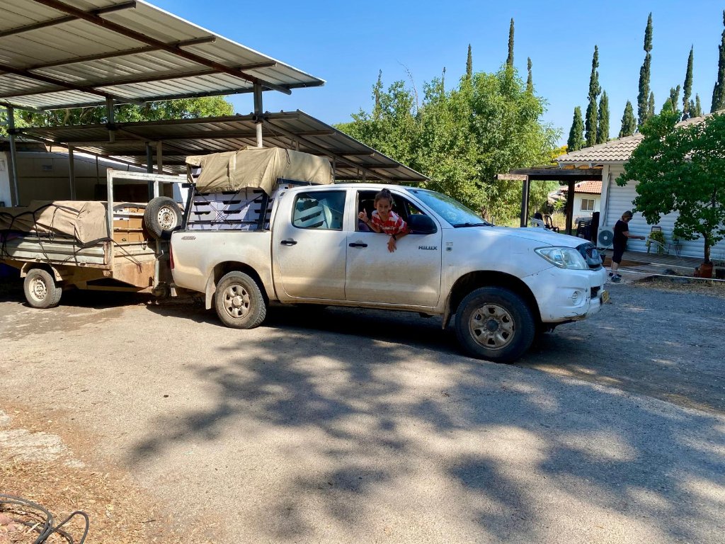 טנדר עמוס מנגו במשק דרור