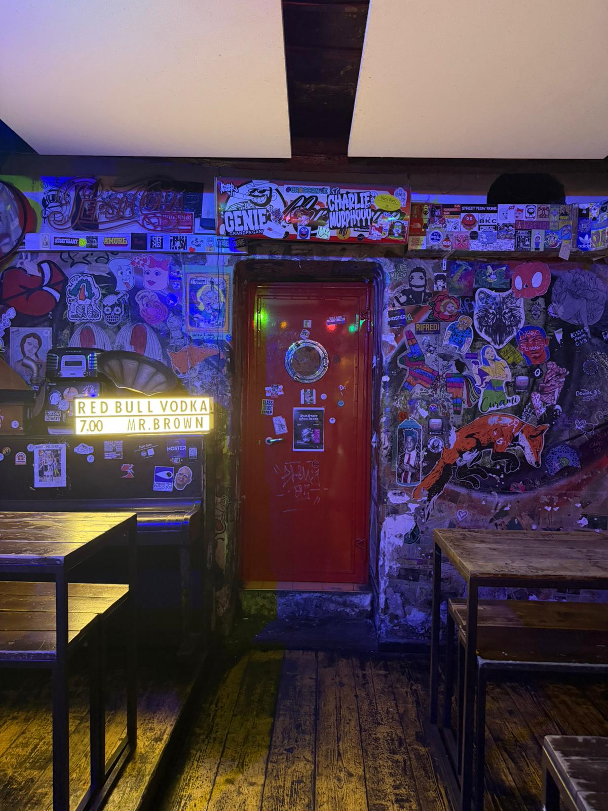 Mr Brown Trastevere location riprese - Murale cuore e luppolo