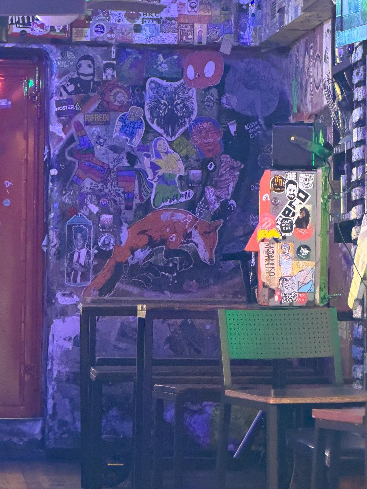 Mr Brown Trastevere location riprese - Sticker Wall · Fox