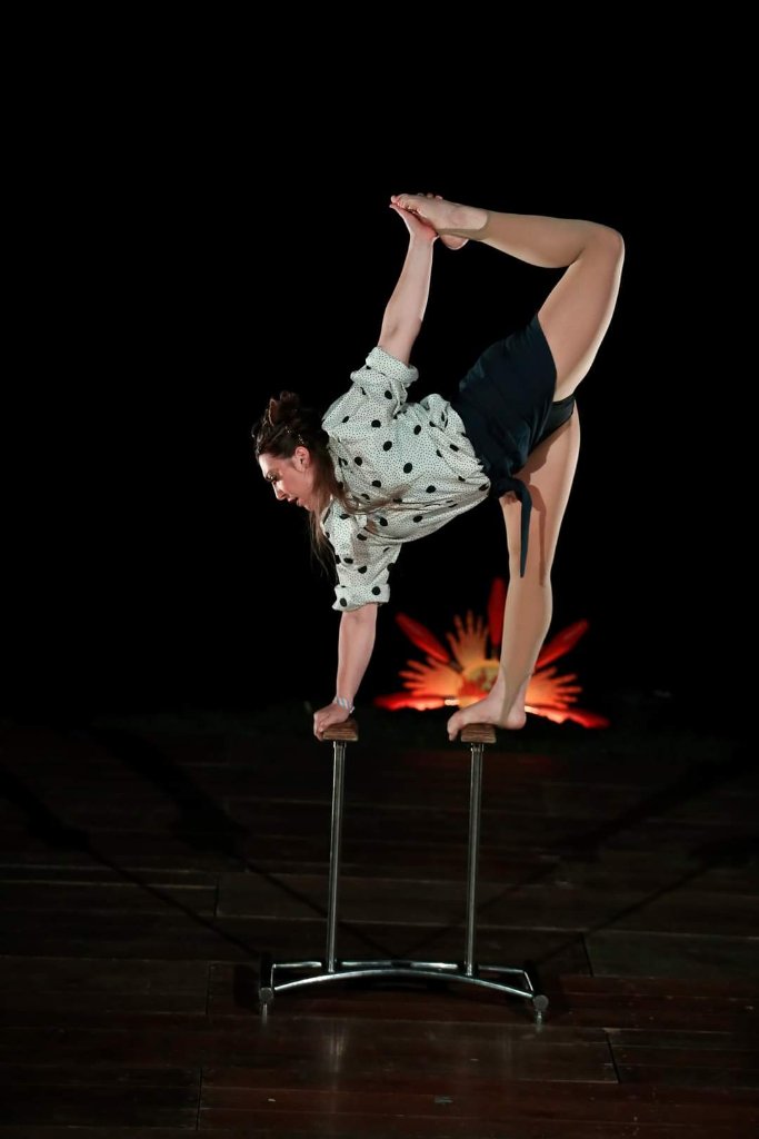TITA - Handbalance and foot archery cabaret act by Sofía Ferrari