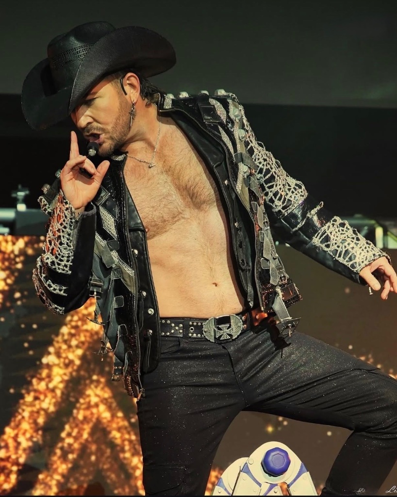 Shushing the crowd — gold stage light