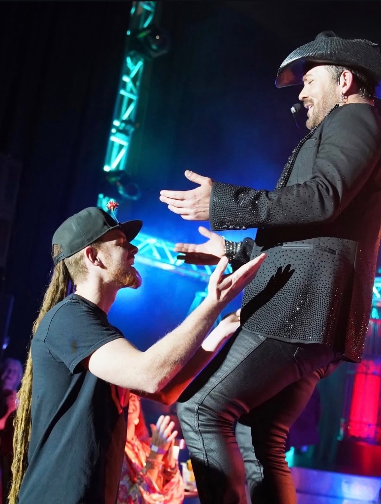 Embrace with a fan under teal light