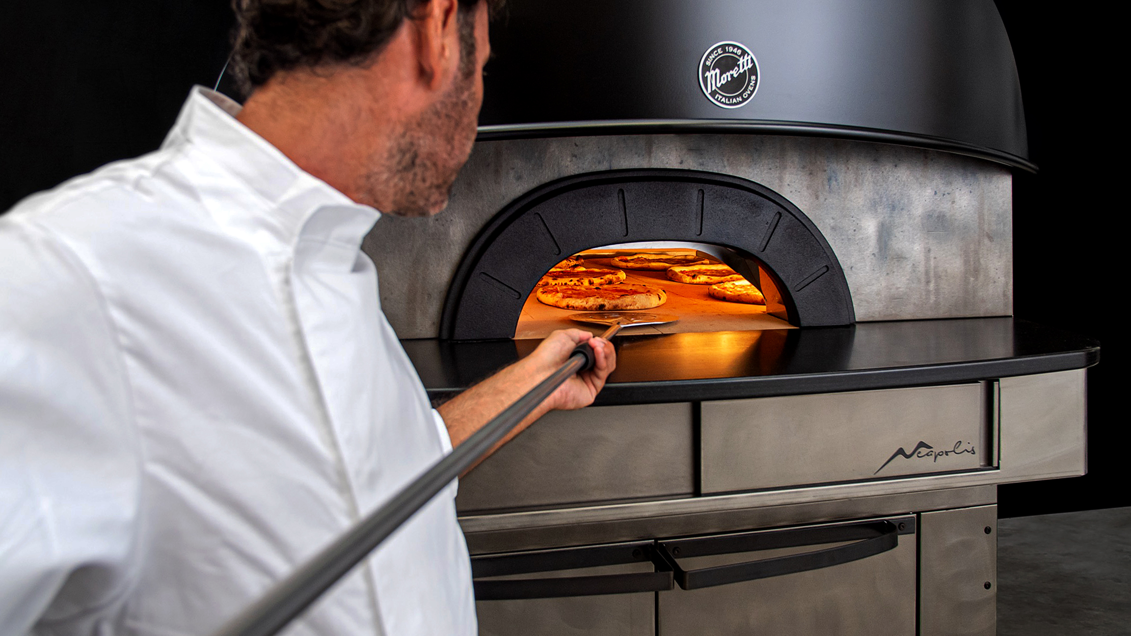 Pizzero trabajando con horno Neapolis Moretti Forni
