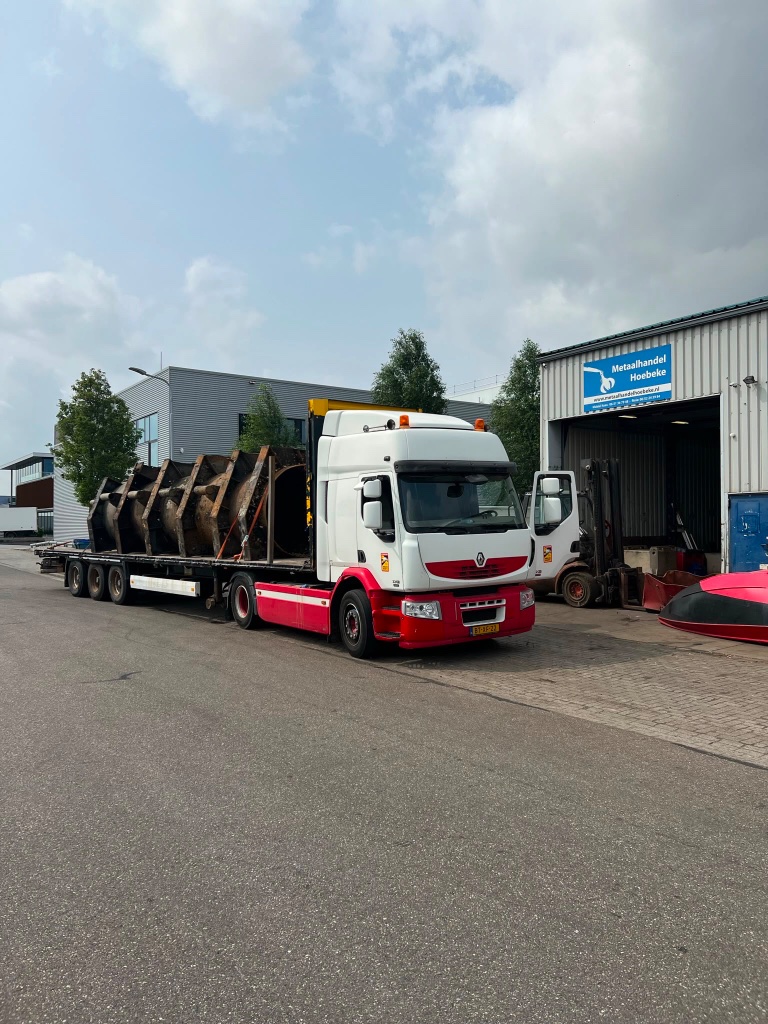 Renault vrachtwagen Metaalhandel Hoebeke voor het pand