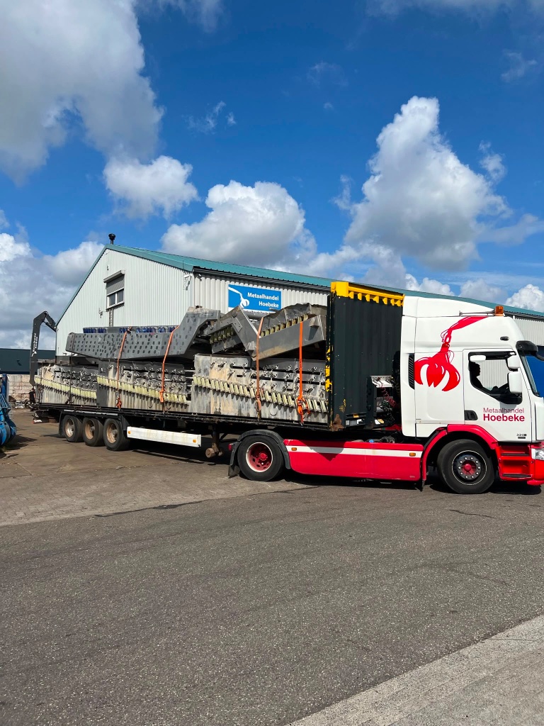 Vrachtwagen Metaalhandel Hoebeke met zwaar transport