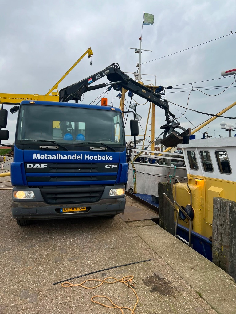 Vrachtwagen Metaalhandel Hoebeke bij de haven van Yerseke