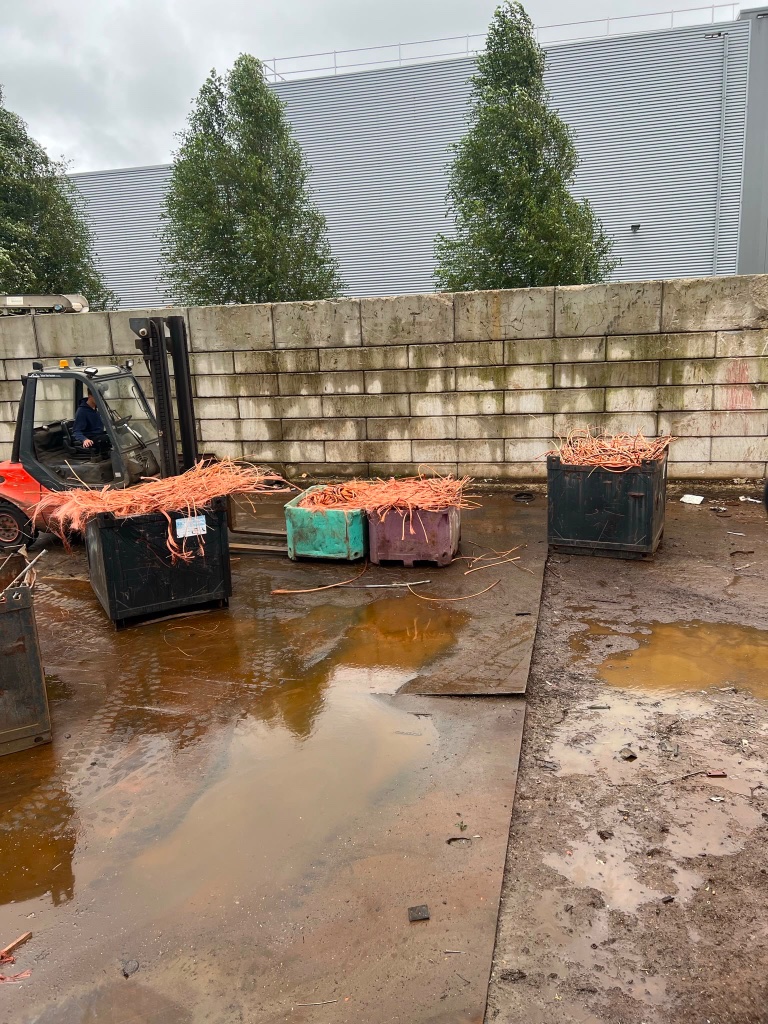 Hoebeke vrachtwagen bij de loswal in de haven