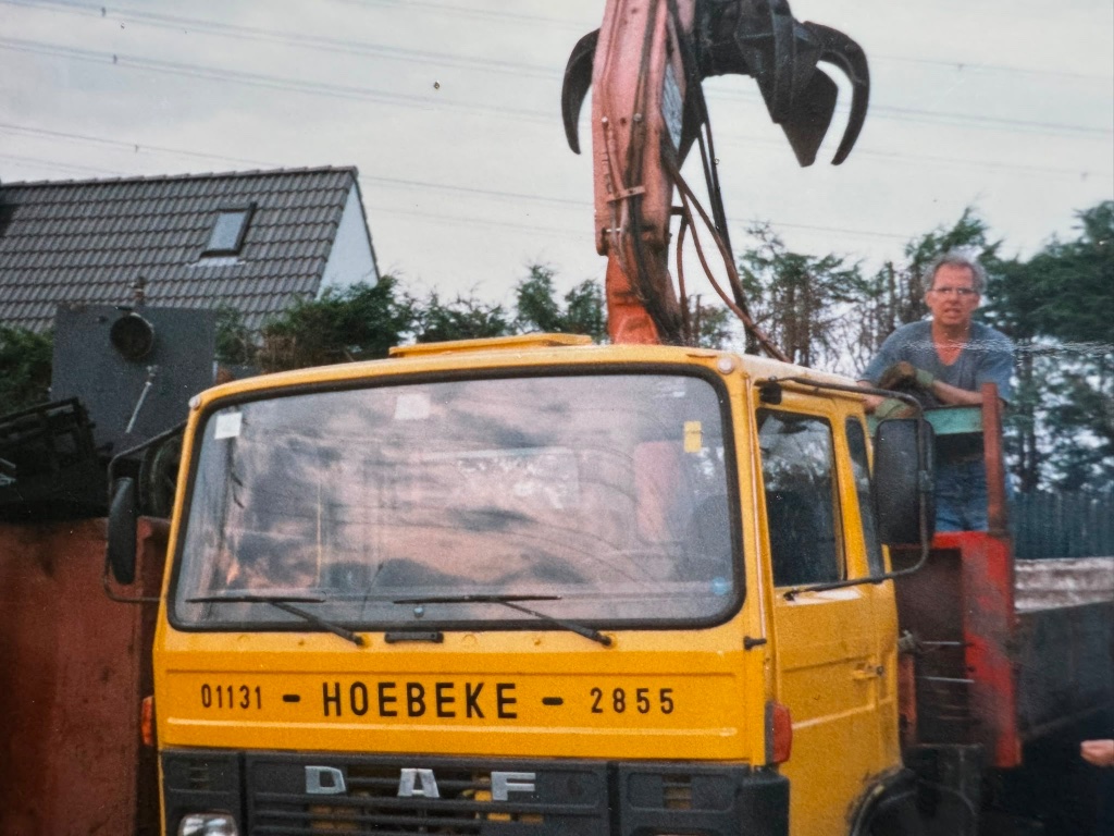Gele DAF vrachtwagen van Hoebeke met kraan, historisch