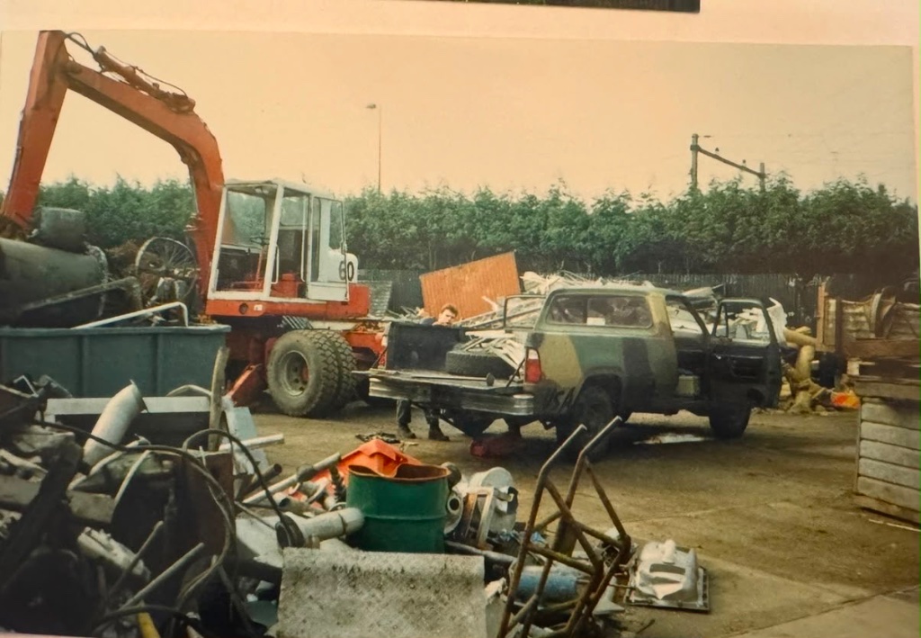 Historisch terrein Hoebeke met Poclain kraan en auto